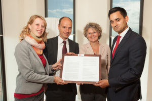 Brief overhandiging ABP met Cindy & Jeroom