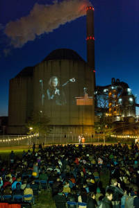 From the waters of the Arctic to the beaches of Indonesia, thousands are taking part in a Global Day of Action to demand the phasing out of fossil fuels and nuclear energy, and the transition to 100% renewables. Greenpeace activists and supporters in more than 30 countries joined the action, with demonstrations, street theatres and special screenings of Naomi Kleins new film, This Changes Everything. In the Netherlands, the film was projected on to the side of a coal-fired power plant. This is the second of three Global Days of Action this year, setting the spotlight on Paris, where the UN climate summit will discuss a new climate treaty in two months time. Thousands around the world are demanding that the summit agree concrete steps to phase out fossil fuels, and put in a place a mechanism to ratchet up national emissions targets. Duizenden mensen nemen vandaag deel aan de wereldwijde actie dag tegen klimaatverandering georganiseerd door Greenpeace. De deelnemers eisen de uitfasering van fossiele brandstoffen en kernenergie en de overgang naar 100% schone energie. Greenpeace actievoerders en supporters in meer dan 30 landen doen mee aan deze actiedag met demonstraties, straat theaters en met de vertoning van Naomi Kleins nieuwste film, This Changes Everything. In Nederland wordt deze film vanavond geprojecteerd op de Hemweg kolencentrale bij Amsterdam. Deze avond wordt bijgewoond door bijna duizend mensen die in de buitenlucht de film bekijken.