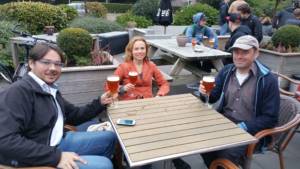 Nadat we de bus hadden gemist. Met wat van mijn Den Haag Fossielvrij klimaatjes, v.l.n.r.: Ramon, Femke, Martijn