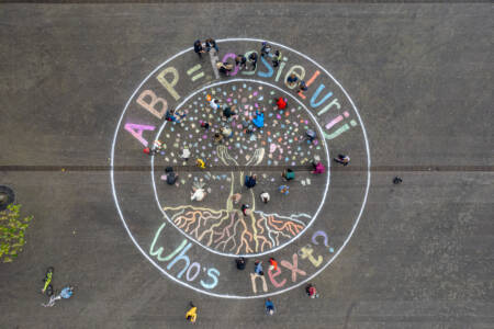 Gigantische krijttekening: 'ABP = fossielvrij, who's next?'