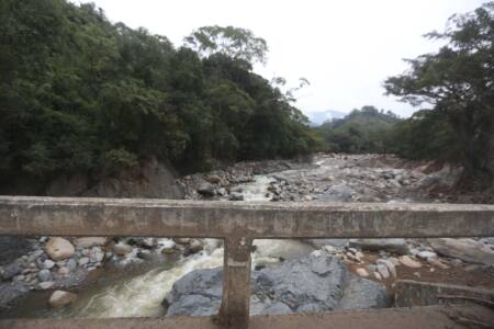 Foto van een rivier die half is drooggevallen.