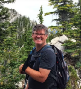 Portret van RandalMcNair in de bergen. 